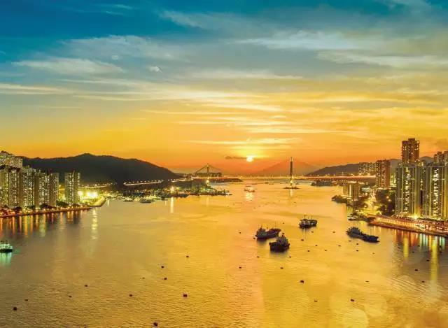 海之恋" /> 港铁荃湾西站一带的商业圈,位于港铁荃湾西站附近及沿杨屋道一带,附近亦有多个购物商场,例如荃湾广场、荃新天地、如心广场和湾景广场;众安街一带的商业圈,沿众安街、荃湾街市街和沙咀道一带,邻近荃湾城市中心一带珠宝店林立,所以将众安街、川龙街及沙咀道发展成一项本土经济项目,并命名为荃湾珠宝金饰坊,附近设有购物商场,例如荃湾城市中心、英皇娱乐广场和悦来坊。荃湾的公共设施大多于市中心内,例如荃湾政府合署、荃湾公共图书馆、荃湾裁判法院、荃湾大会堂和仁济医院等。 区内有两大港铁站,包括荃湾线的总站荃湾
